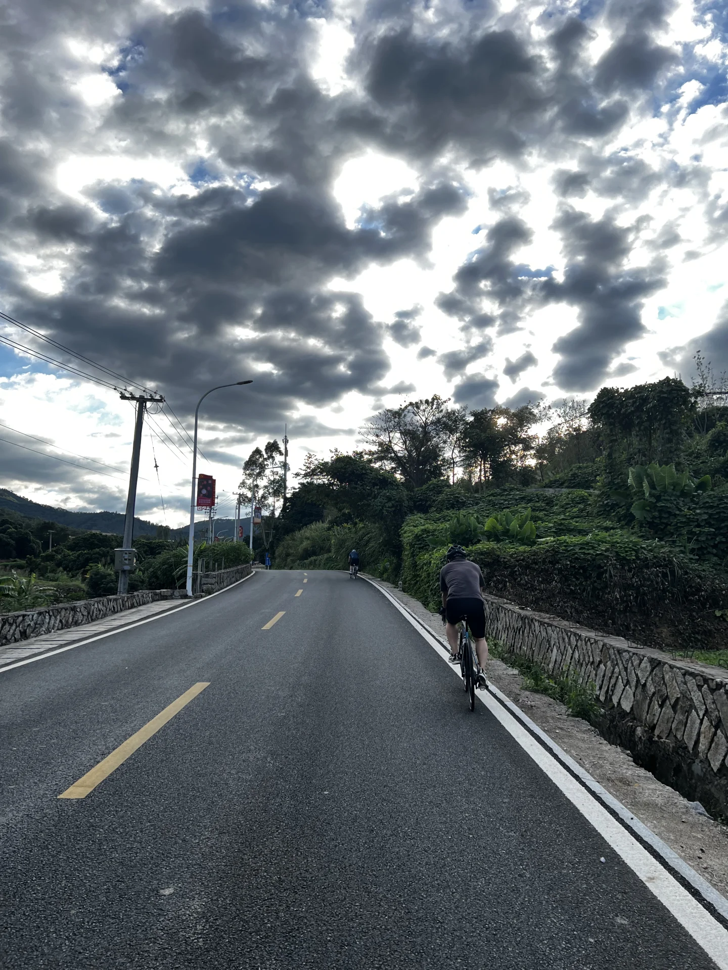 天气虽然不大好 但是很适合骑车