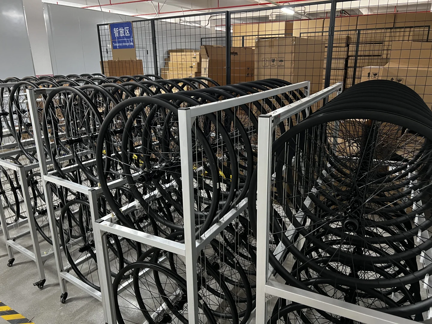 国内现在都流行高框 欧洲则钟意中底框