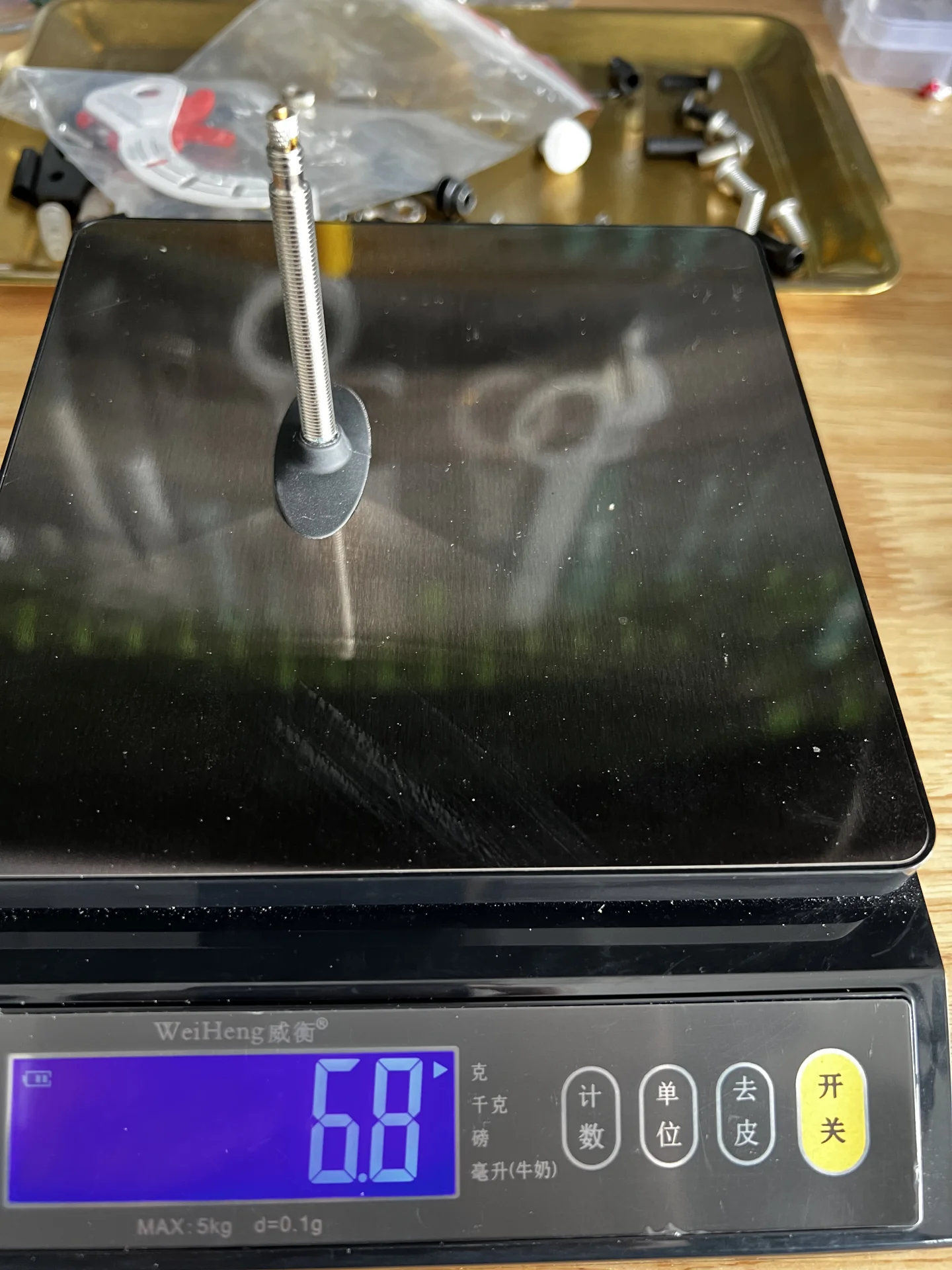 各位好奇的气嘴材质不用的重量差异